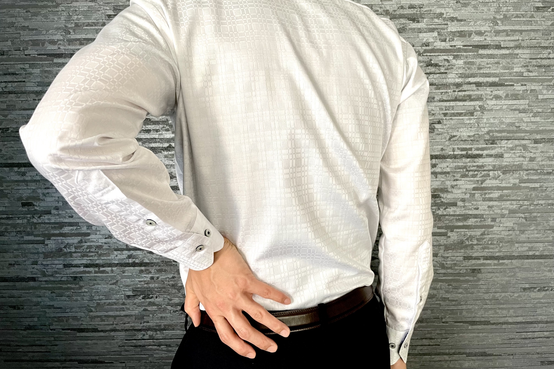 腰に手を当てる様子