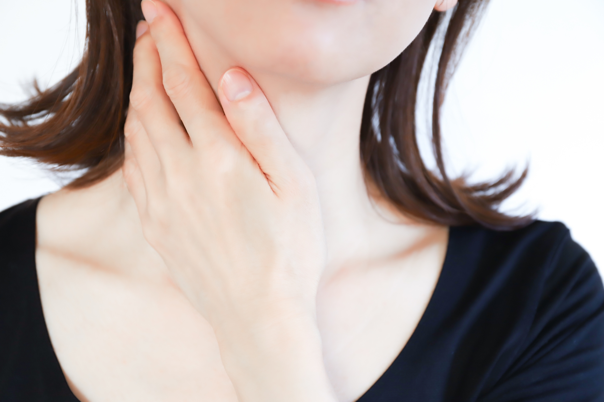 首に手を当てる様子