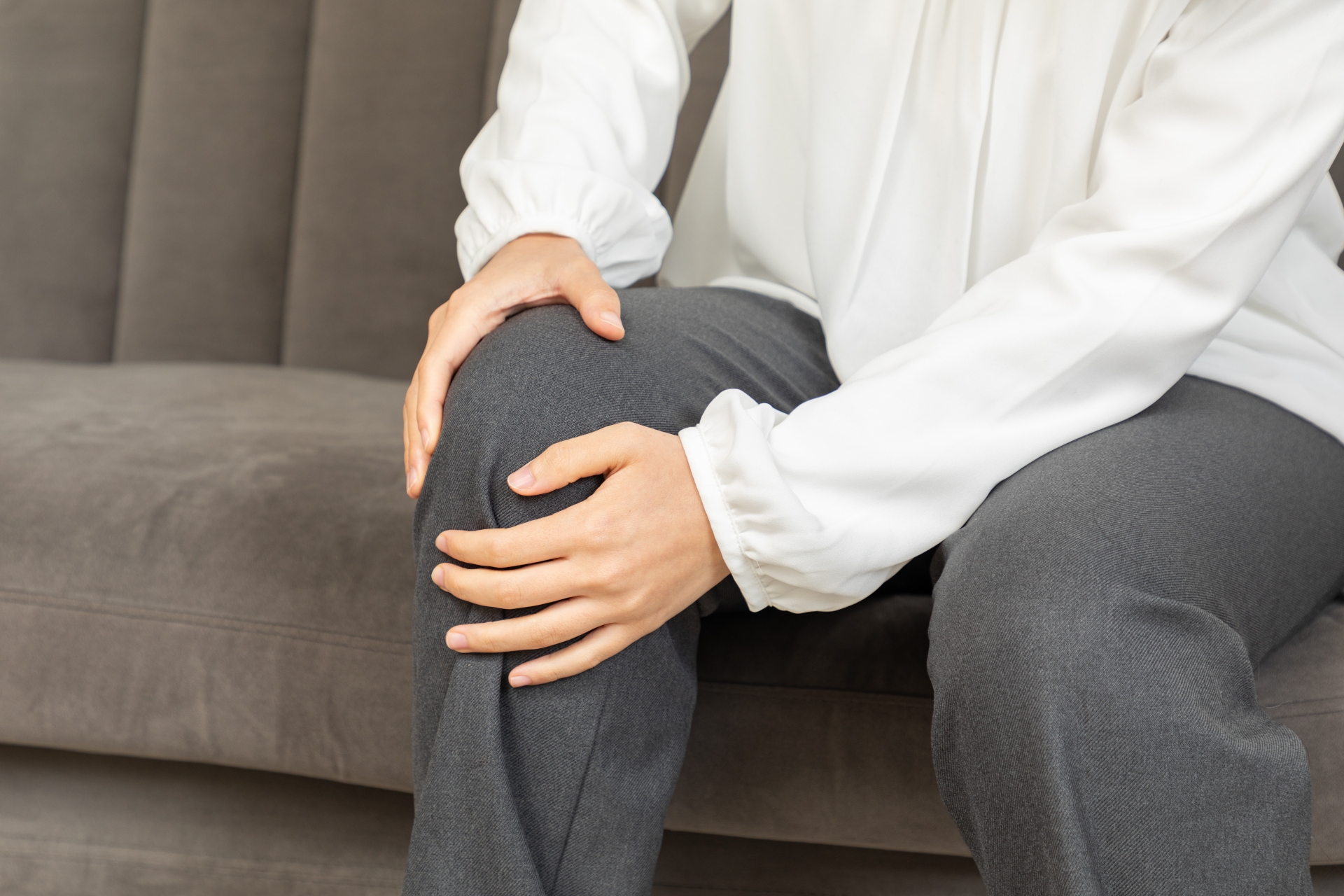 膝に手を当てる様子