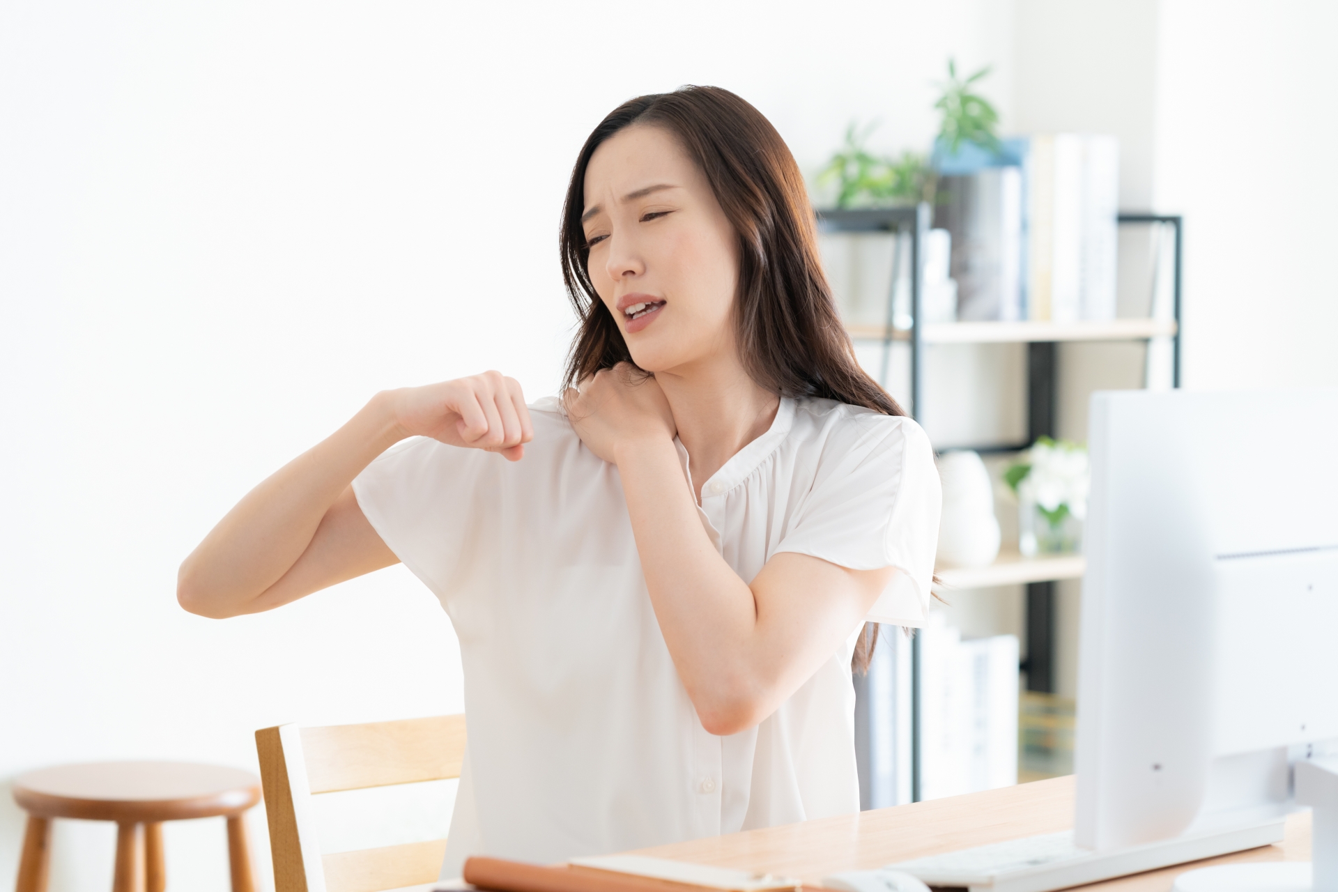 肩が凝るようす