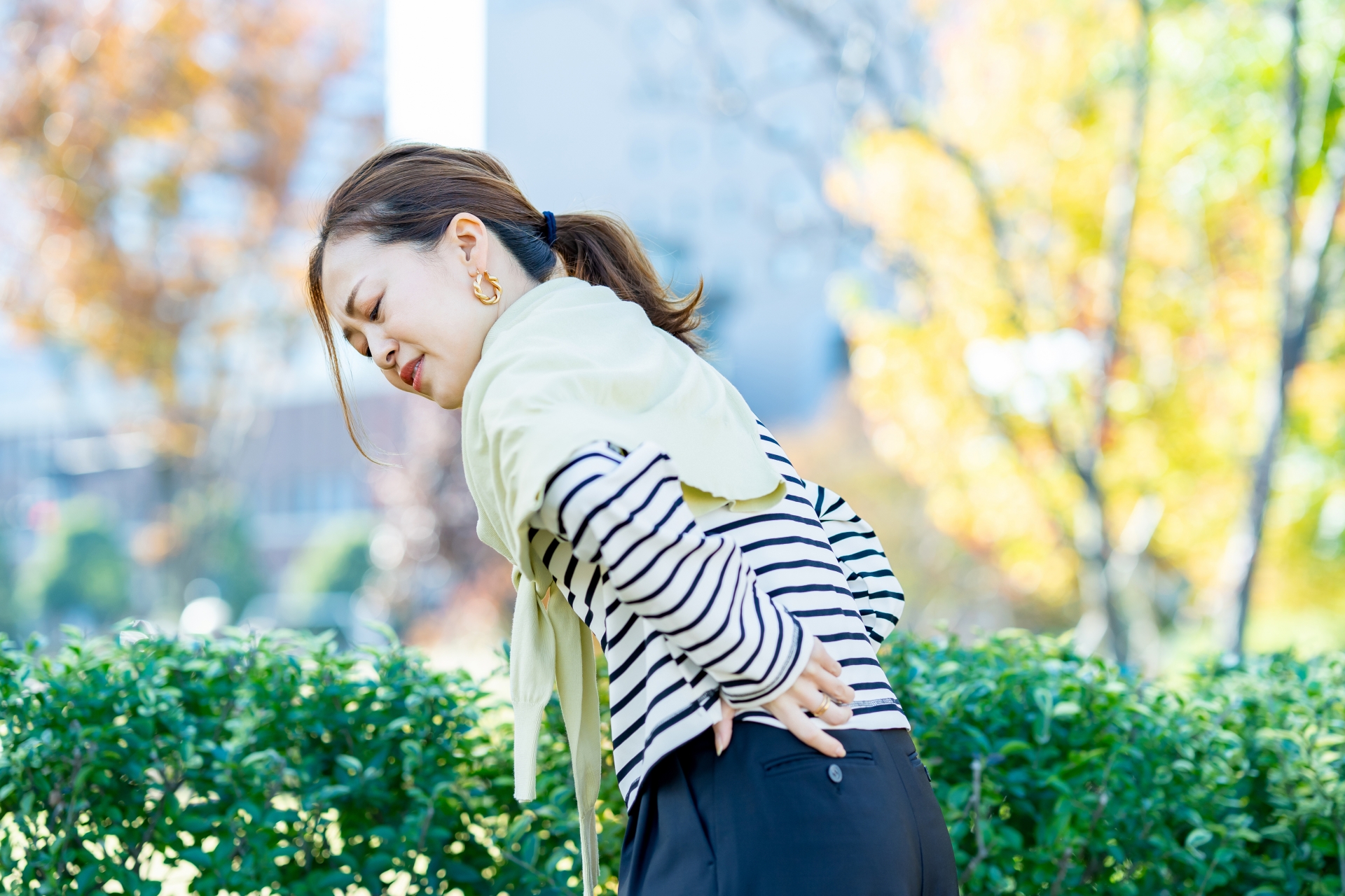 腰が痛む様子